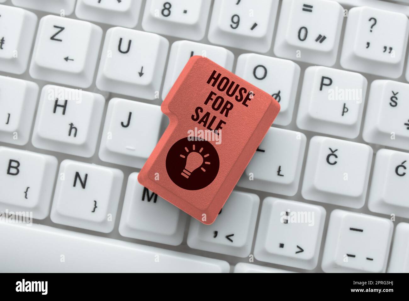 Konzeptionelle Bildunterschrift House for Sale. Konzeptfoto Immobilienanlage zum Kauf verfügbar Geschäftsmann, der mit Stift in der Hand auf wichtige Informationen hinweist. Stockfoto
