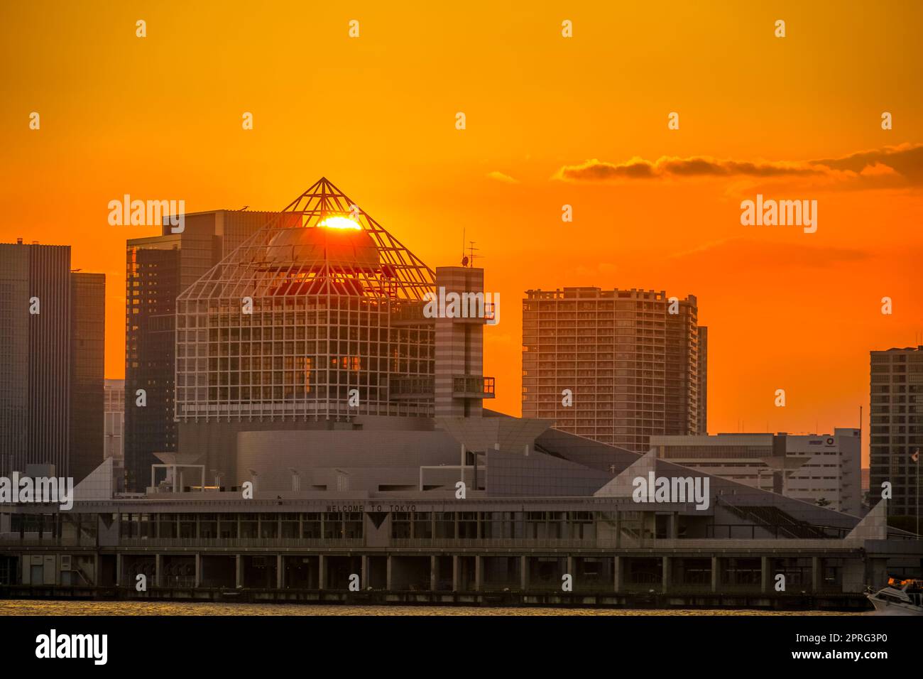 Silhouette des Stadtbildes von Harumi und der Dämmerung Stockfoto