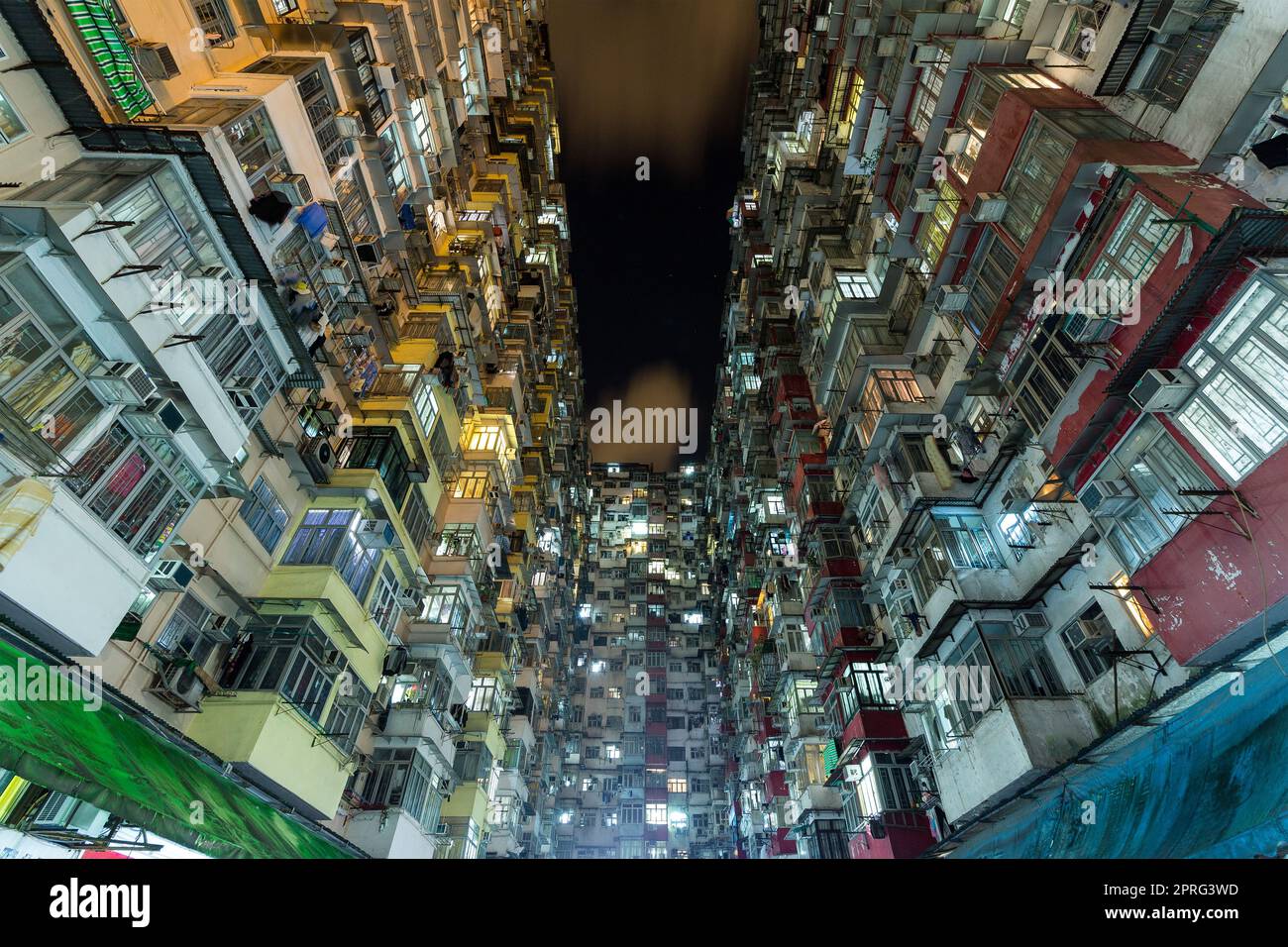 Städtisches Hongkong mit kompaktem Gebäude bei Nacht Stockfoto