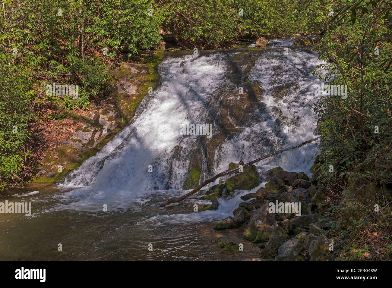 Mächtige Wasserfälle, versteckt im Schatten Stockfoto