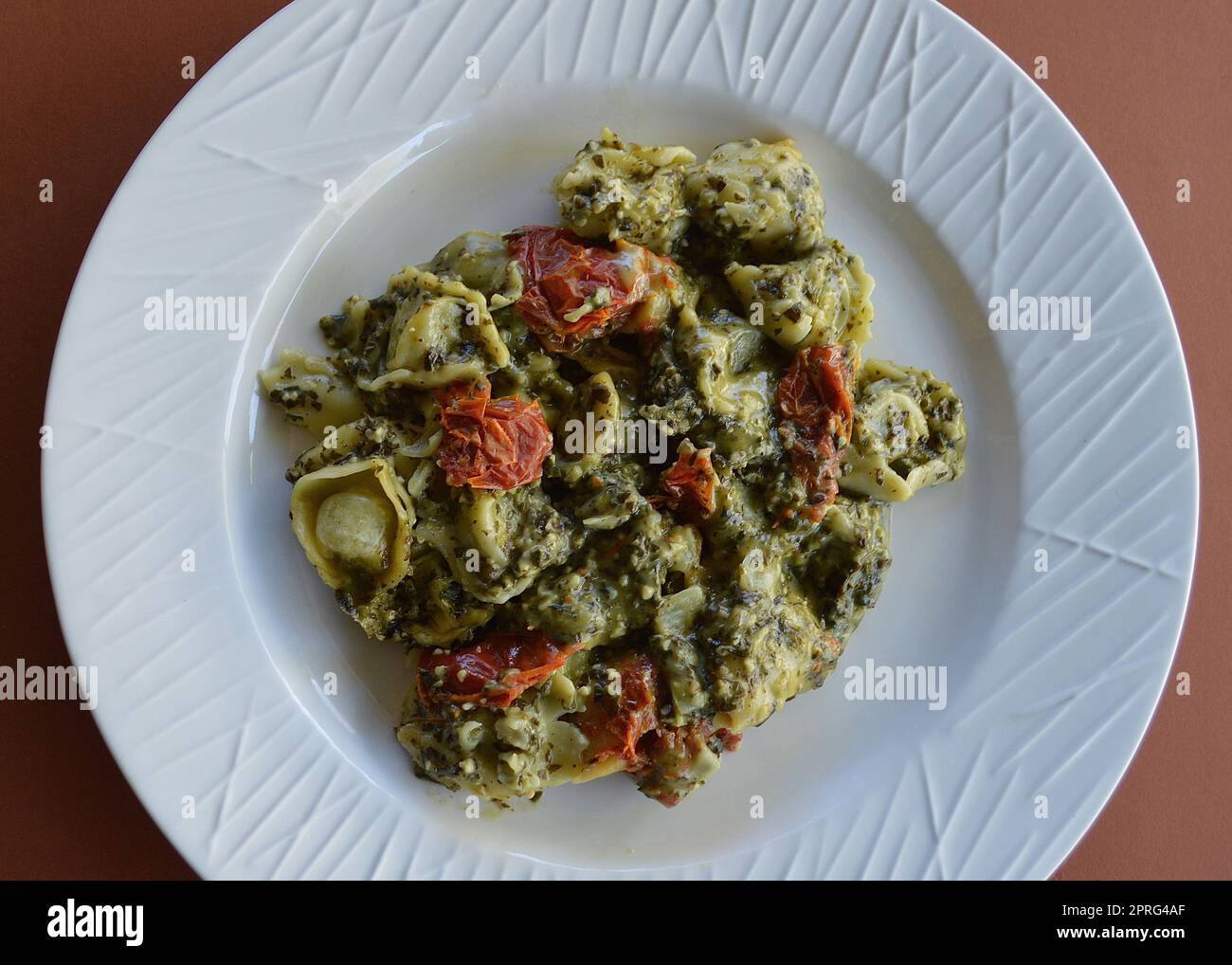 Spinat und Ricotta-Tortellini mit Pesto-Sauce Stockfoto