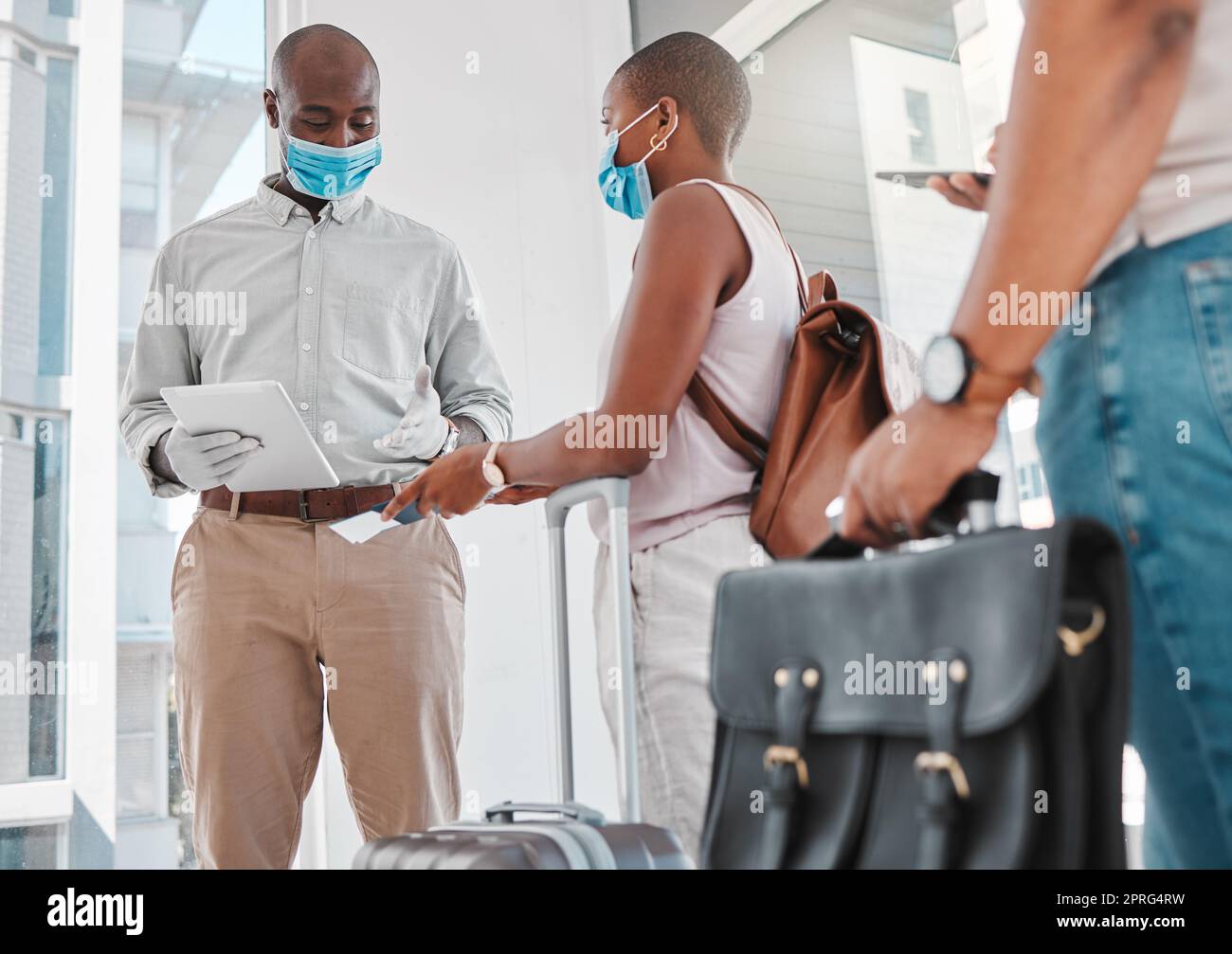 Covid-Sicherheit, Reisepass und Einreise am Flughafen während Reisebeschränkungen. Wachmann oder Compliance Officer prüft Ausweis der Reisenden Frau im Corona-Virus oder Covid 19 Pandemie Stockfoto