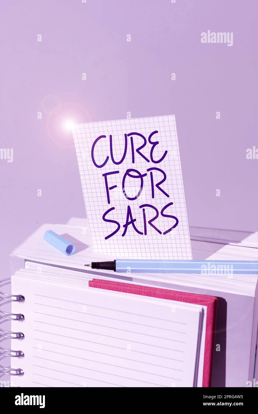 Handgeschriebenes Schild Cure for SARS. Wort für medizinische Behandlung über schweres akutes Atemwegssyndrom Geschäftsfrau trägt Virtual Reality Simulator und Hold Pen am Schreibtisch. Stockfoto