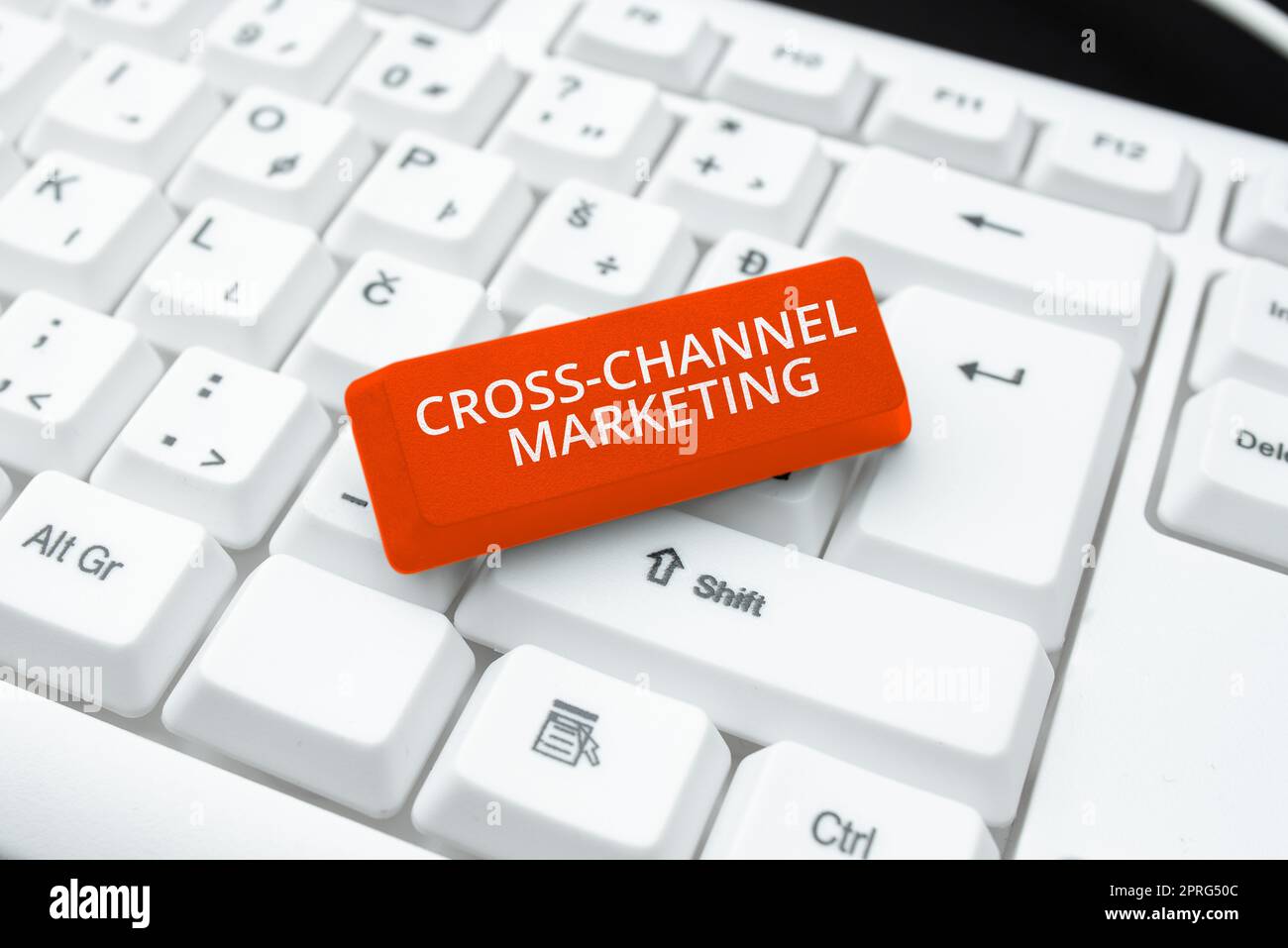 Unterschreiben Sie, dass Cross-Channel-Marketing angezeigt wird. Geschäftskonzept Interaktion mit Kunden über jeden digitalen Kanal Frau mit wichtigen Nachrichten und Zeigen auf IT mit Stift. Stockfoto