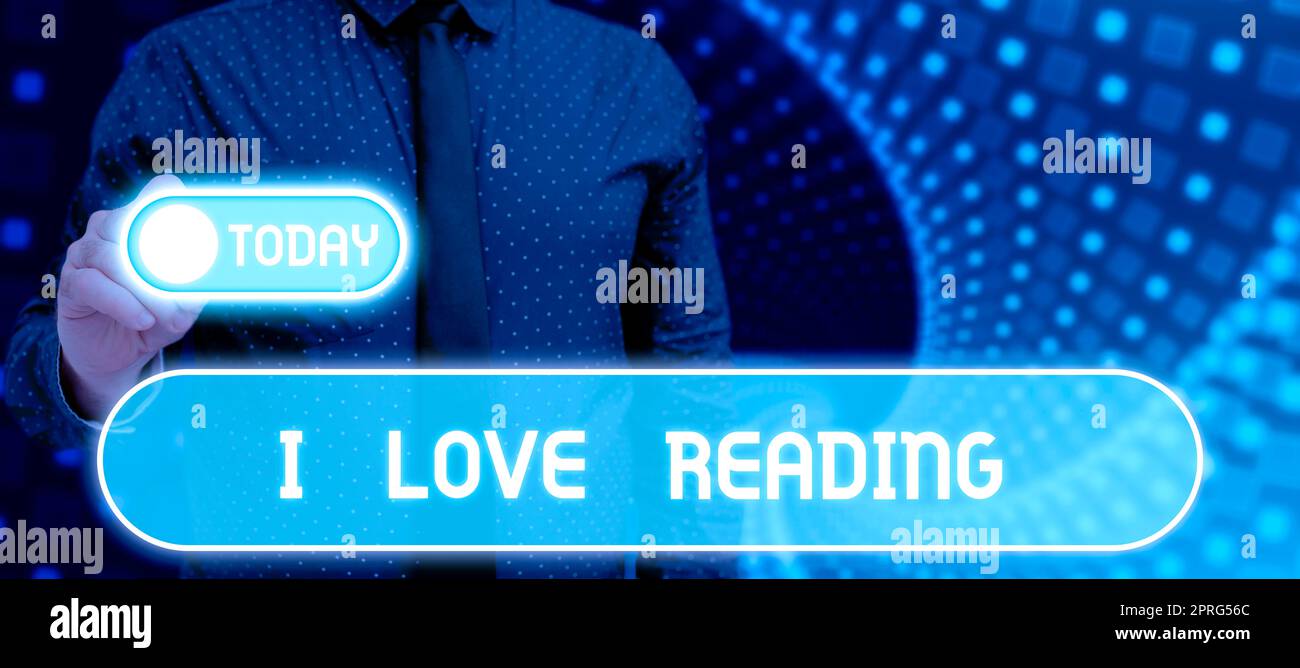 Schreiben mit Text „I Love Reading“. Internet-Konzept Zuneigung zur Literatur Alte Zeitungen Klassische Bildung Frau trägt VR-Brille und zeigt mit einem Finger auf wichtige Nachricht. Stockfoto