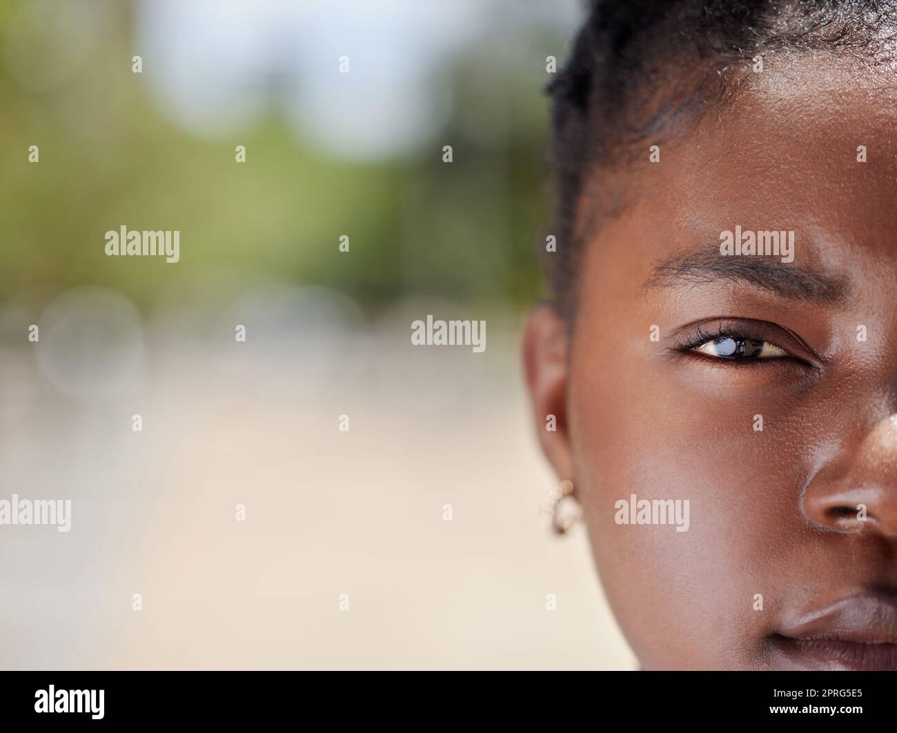 Ernsthaftes Gesichtsbild einer Frau mit klarer Haut im Freien bei natürlichem Licht und Hintergrund. Augen- und Kopfzoomfokus für Afrikaner, Frauen, isoliert in der Natur mit einem selbstbewussten und Vision-Empowerment-Look Stockfoto