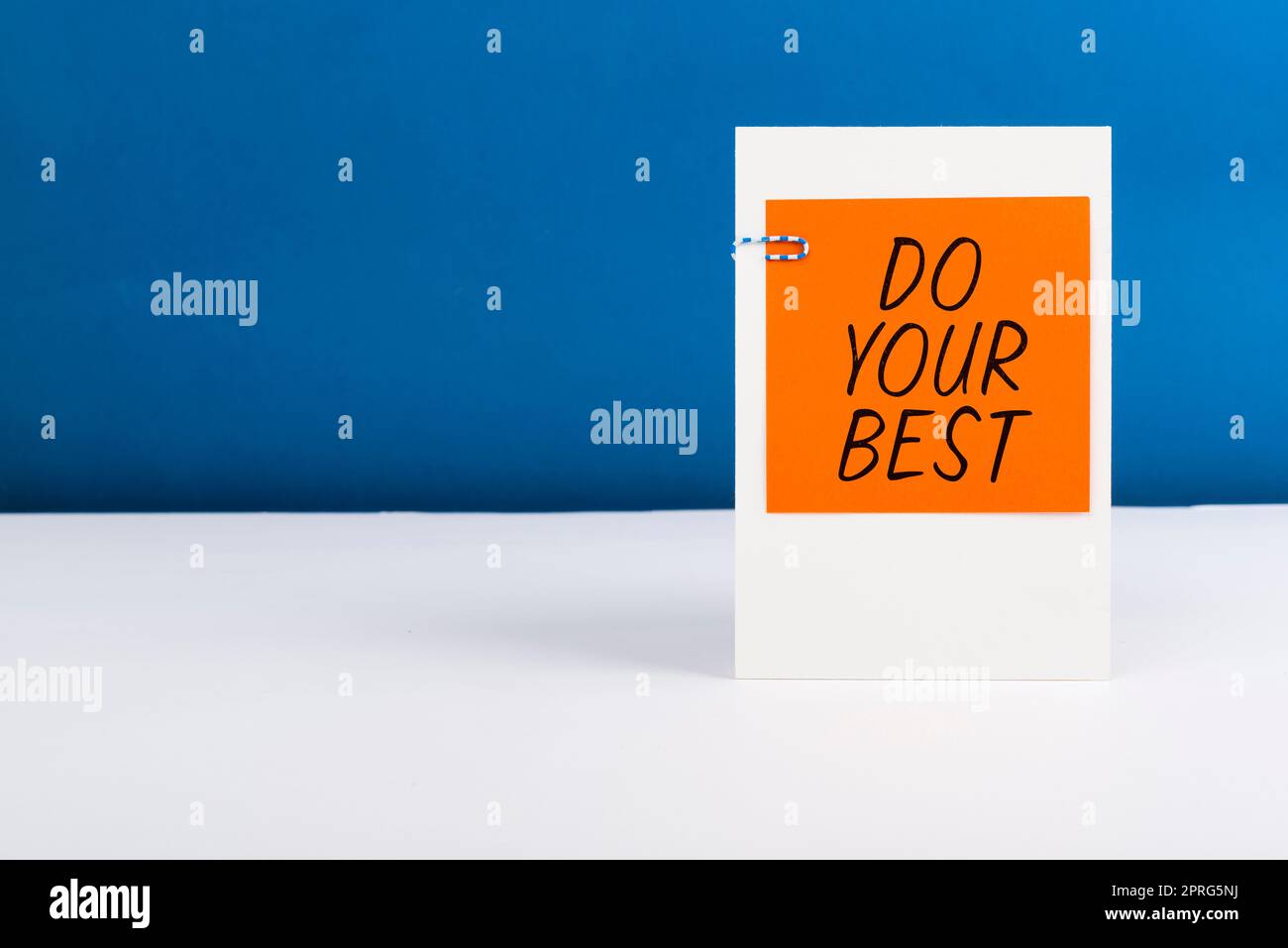 Textzeichen mit „Do Your Best“. Geschäftsbeispiele Ermutigung für große Anstrengungen, Ihre Ziele zu erreichen Geschäftsfrau, die wichtige Nachrichten mit einem Marker auf dem Schreibtisch verfasst. Stockfoto