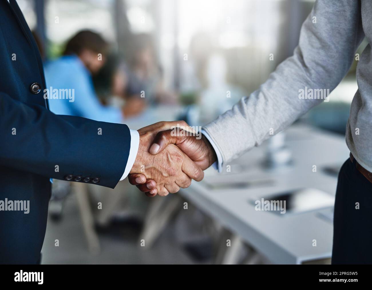 Pflege solider Geschäftsbeziehungen mit soliden Verhandlungsgeschick. Zwei Geschäftsleute schütteln sich während eines Meetings bei der Arbeit die Hände. Stockfoto