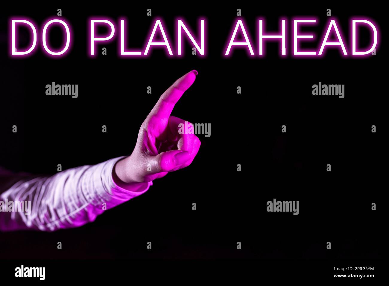 Text, der Inspiration zeigt. Planen Sie voraus. Geschäftsidee Planungsschritte für eine erfolgreiche Planung Zeitplan man Pointing Pen auf der digitalen Suchleiste präsentiert neue Geschäftspläne. Stockfoto