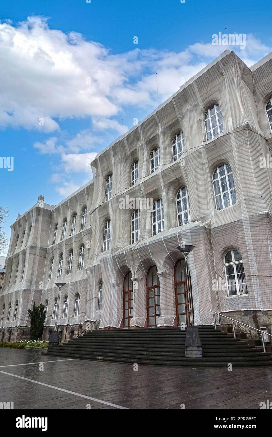 Aachen, NRW, Deutschland, Mai 2021: Hauptgebäude der Universität RWTH Aachen, während der Restaurierung umhüllt Stockfoto