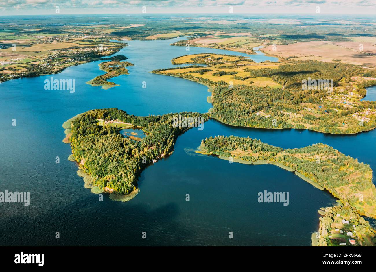 Bezirk Ljepjel, Region Vitebsk, Weißrussland. Luftaufnahme Des Lepel Lake Mit Natürlichen Kleinen Inseln Stockfoto