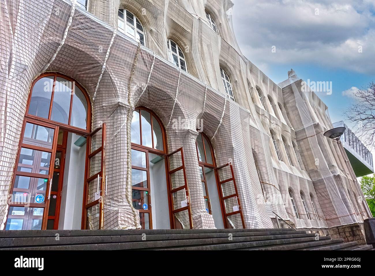 Aachen, NRW, Deutschland, Mai 2021: Hauptgebäude der Universität RWTH Aachen, während der Restaurierung umhüllt Stockfoto