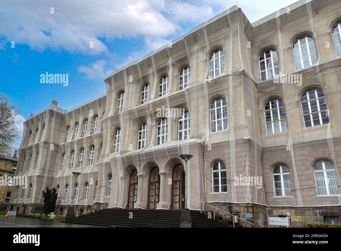 Aachen, NRW, Deutschland, Mai 2021: Hauptgebäude der Universität RWTH Aachen, während der Restaurierung umhüllt Stockfoto