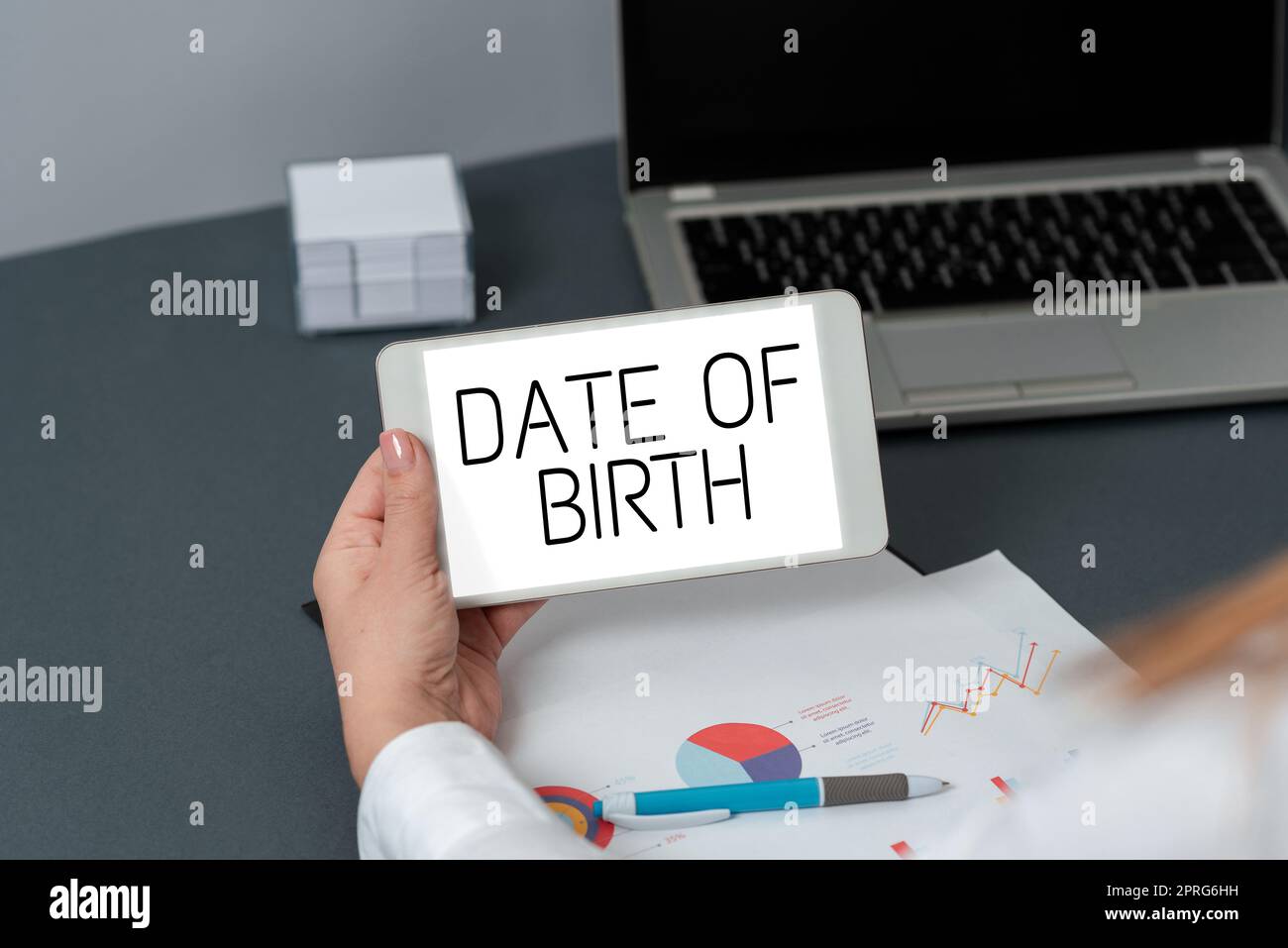 Schreiben mit Text für Geburtsdatum. Geschäftsübersicht Tag, an dem jemand geboren wird Baby kommt Schwangere Frau drei Geschäftsleute präsentieren wichtige Informationen in Frame. Stockfoto