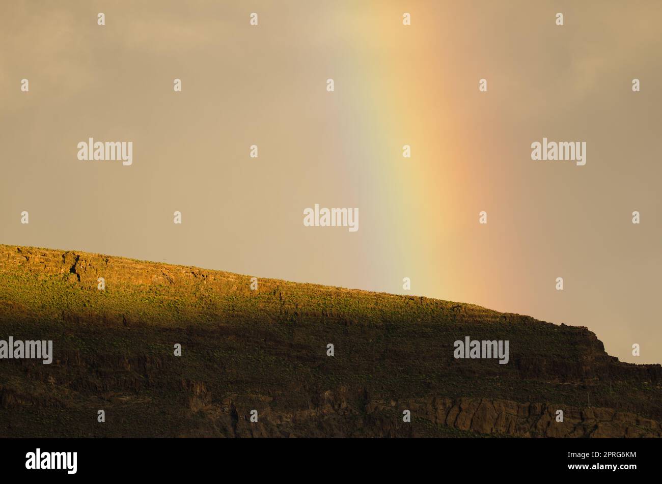 Regenbogen über einem Hügel des Tirajana-Kraters. Stockfoto