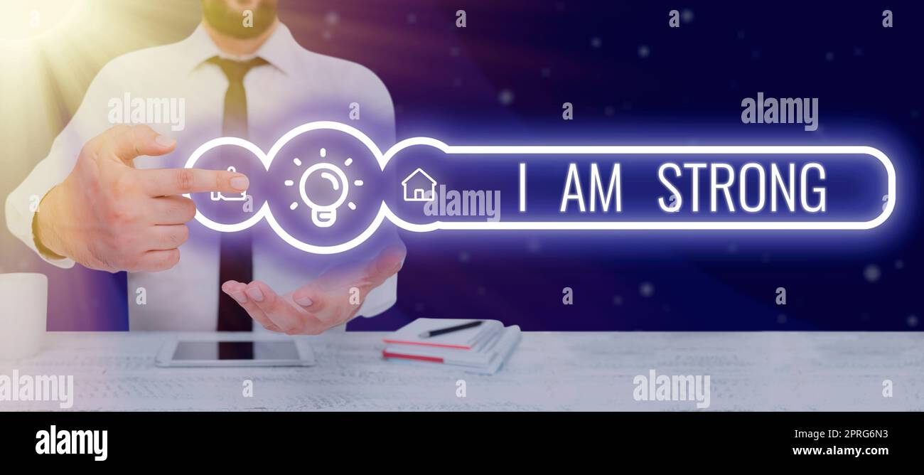 Ich schreibe mit der Hand ein Zeichen, dass ich stark bin. Business Showcase haben große Stärke gesund und leistungsstark alles wichtige Nachrichten auf Notebook und Laptop on Desk mit Bürobedarf erreichen. Stockfoto