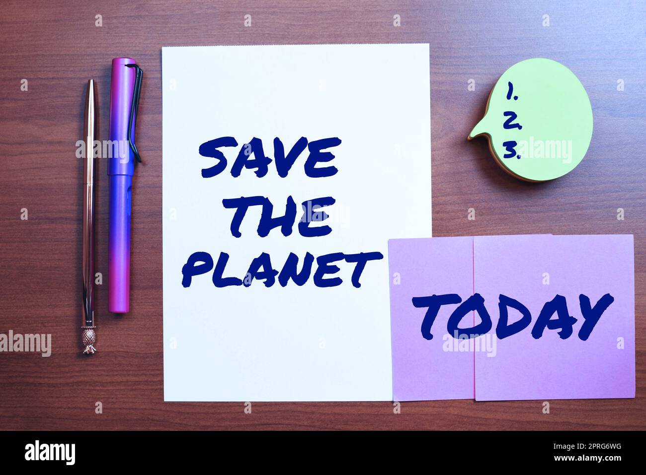 Konzeptionelle Darstellung Save the Planet (Planet retten). Konzeptfoto Achten Sie auf die Umwelt, machen Sie umweltfreundliche Maßnahmen wichtige Mitteilungen auf dem Notebook und Laptops auf dem Schreibtisch mit Bürobedarf. Stockfoto