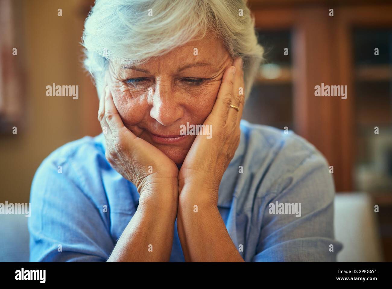 Gedanken über die vergangenen Jahre. Eine ältere Frau, die zu Hause nachdenklich aussieht. Stockfoto