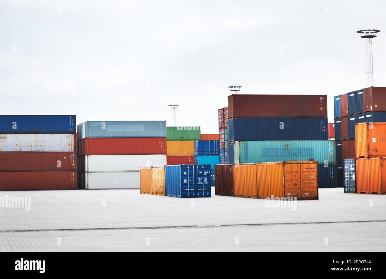 Logistik, Container und Fracht im globalen Versandlager oder am Standort der industriellen Supply Chain im E-Commerce. Wirtschaftlichkeit, Export und Frachtbox für internationale Vertriebs- und Liefergeschäfte Stockfoto