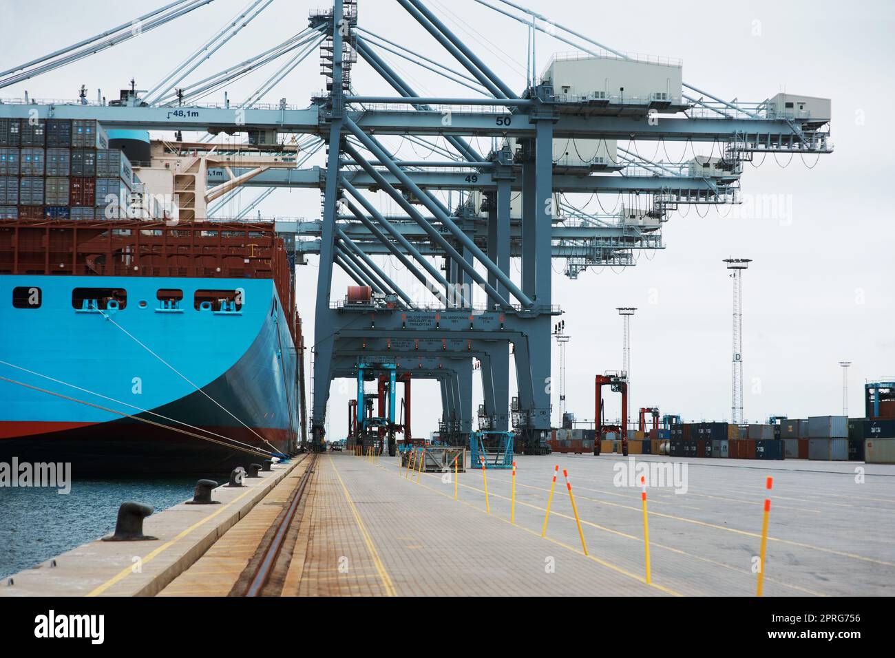 Fracht-, Schiffs- und Logistikversand für die weltweite Lieferung von Fertigungsdienstleistungen. Industrielle Hafenschiffe mit Containern für Export, Fracht und Transport von Gütern für Einzelhandelslagerung und Vertrieb Stockfoto