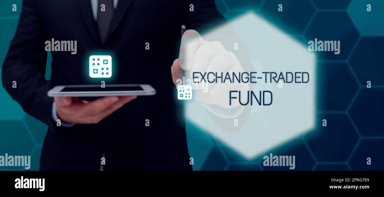 Schild mit börsengehandelten Fonds. Geschäftsüberblick marktfähige Sicherheit, die einen Aktienindex-Geschäftsmann im Anzug verfolgt, der einen Notizblock hält, der für erfolgreiche Teamarbeit steht. Stockfoto
