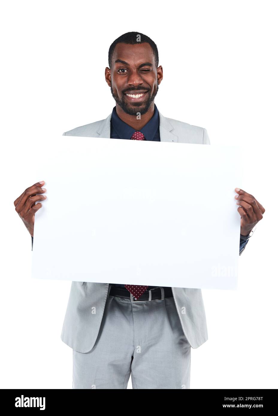 Lassen Sie uns das Wort herausholen. Studioaufnahme eines jungen Geschäftsmannes, der ein leeres Plakat vor einem weißen Hintergrund hochhält. Stockfoto