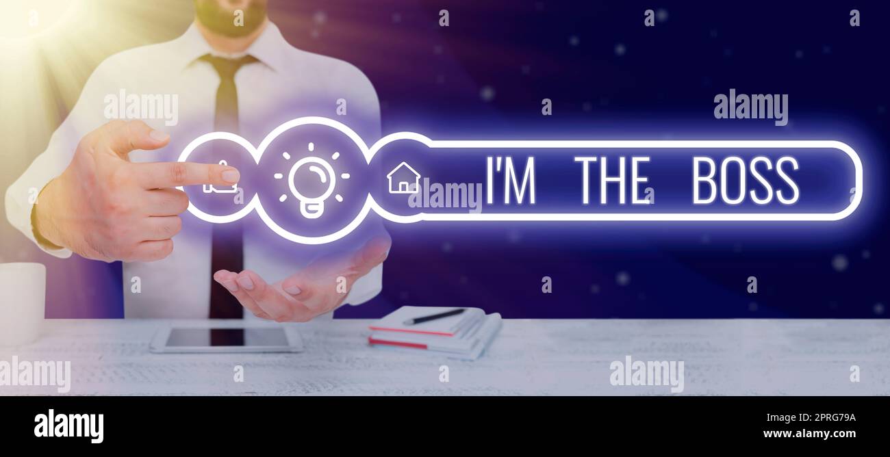 Textunterschrift mit dem Titel I M The Boss. Wort, das für einen Auftrag oder eine bestimmte Situation geschrieben wird wichtige Nachrichten auf Notebook und Laptop on Desk mit Bürobedarf. Stockfoto