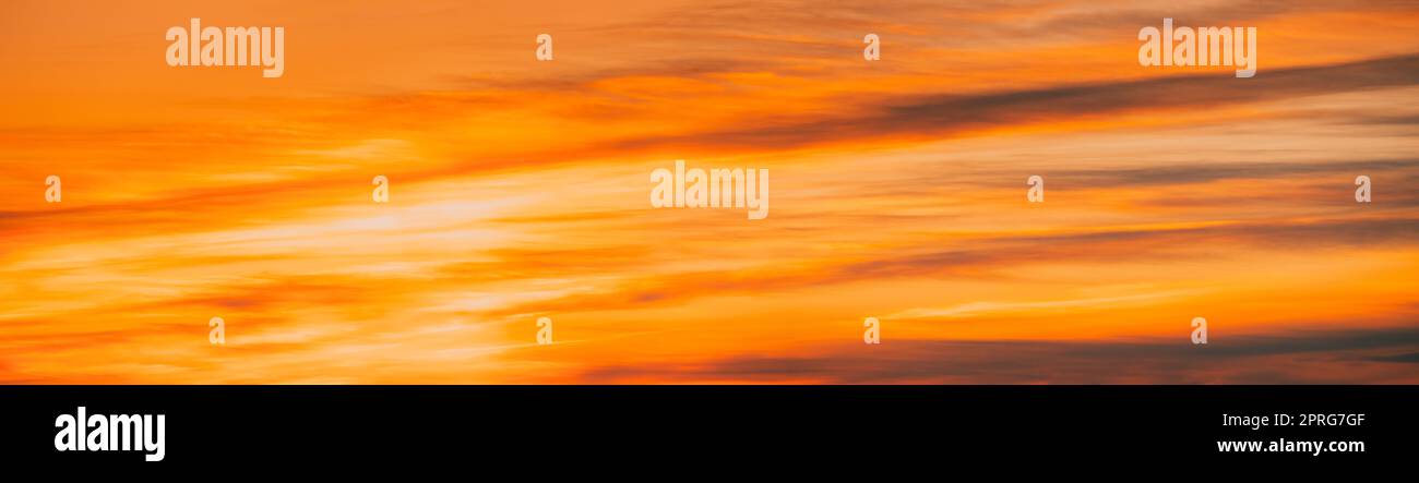 Sonnenaufgang Heller Dramatischer Himmel. Scenic Colourful Sky At Dawn. Sonnenuntergang Himmel Natürliche Abstrakte Hintergrund. Panorama Stockfoto