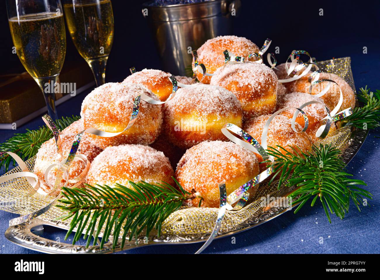 Lecker gefüllte Krapfen (Berliner Pfannkuchen) Stockfoto