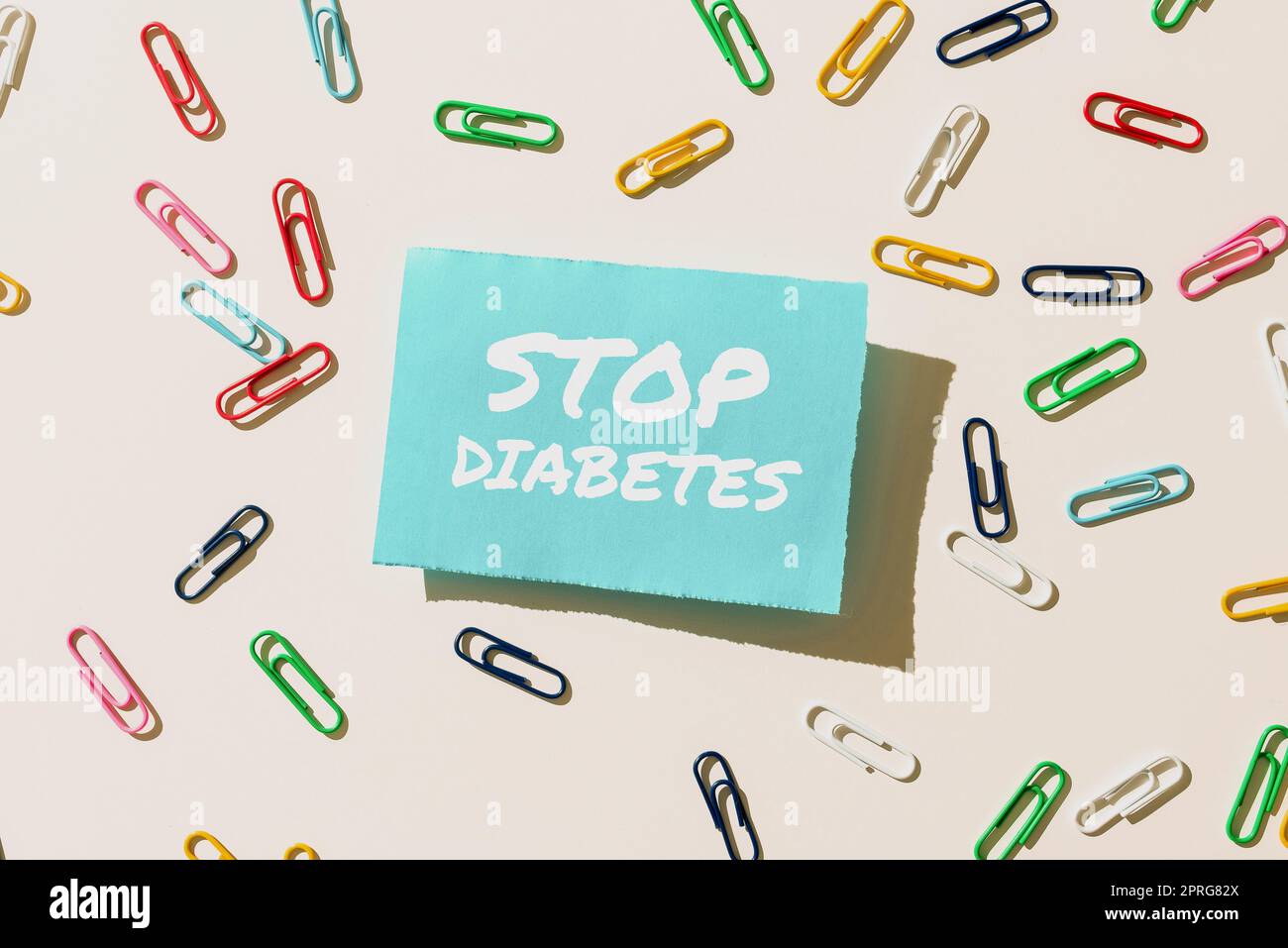 Konzeptionelle Darstellung Stop Diabetes. Geschäftskonzept kümmern Sie sich um Ihre Zuckerwerte gesunde Ernährung Ernährungsgewohnheiten Blank Color Paper umgeben von Blättern für die Einladungskarte. Stockfoto