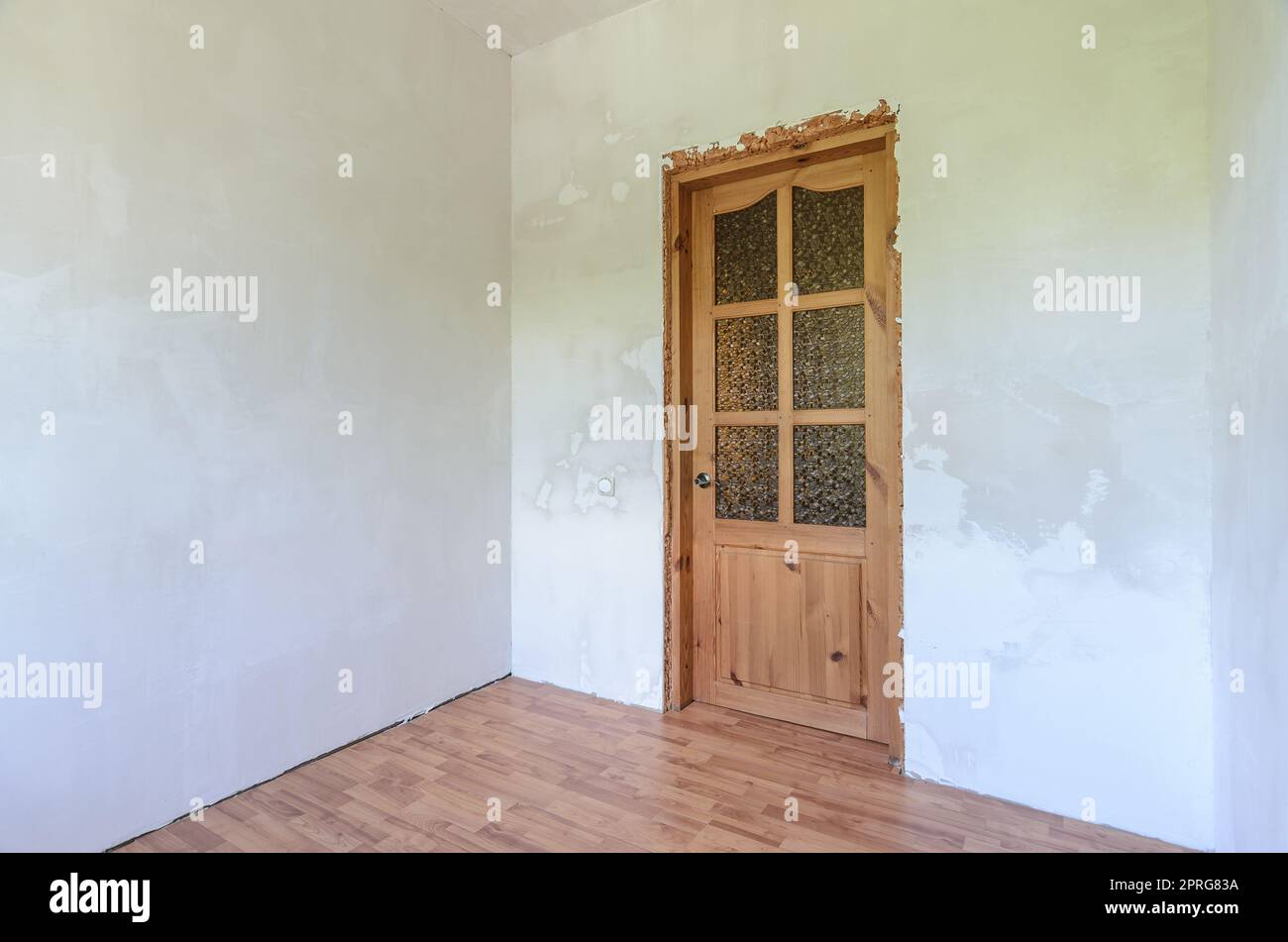 Blick auf die Eingangstür in einem kleinen Zimmer nach der Renovierung Stockfoto