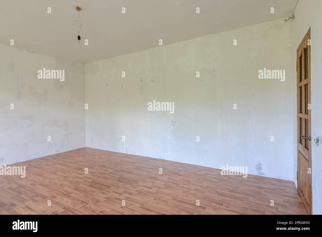 Ein Fragment des Innenraums eines geräumigen Raumes mit einem feinen Finish der Wände Stockfoto