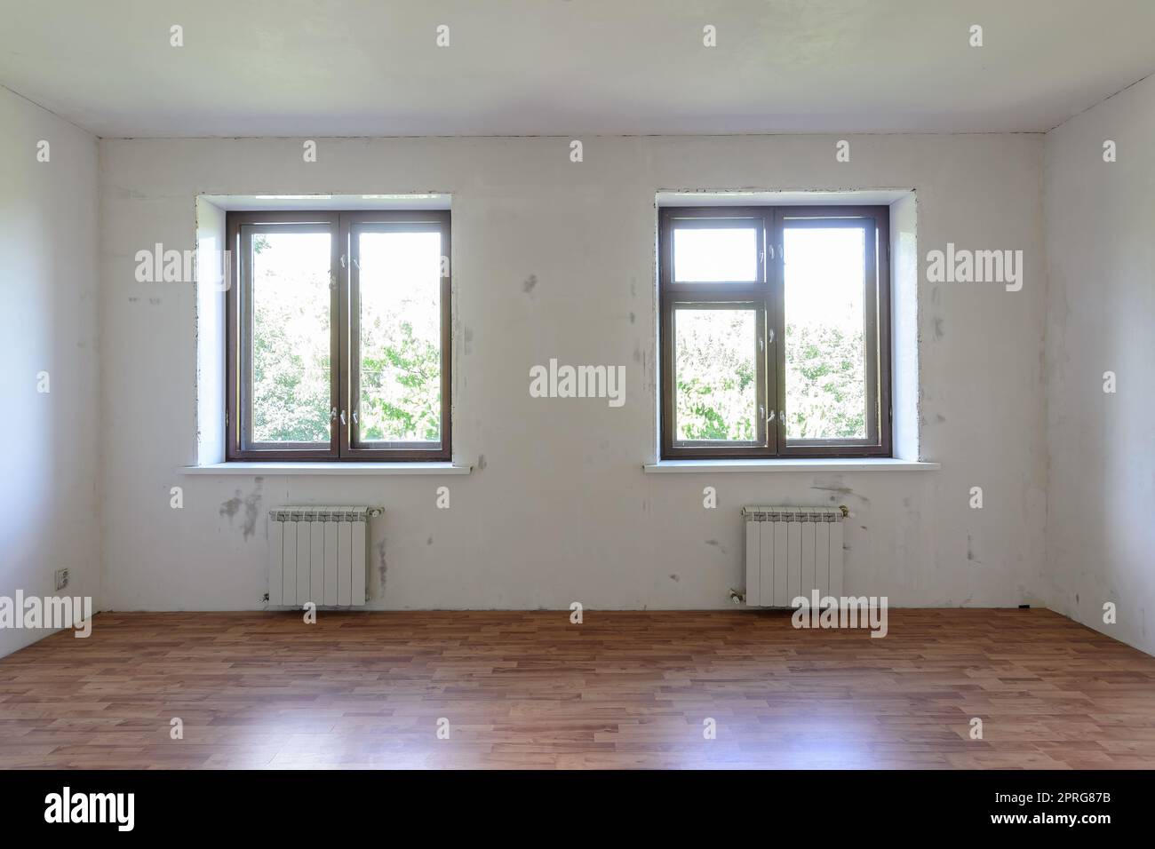 Blick auf zwei Fenster in einem Zimmer mit einem feinen Finish Stockfoto