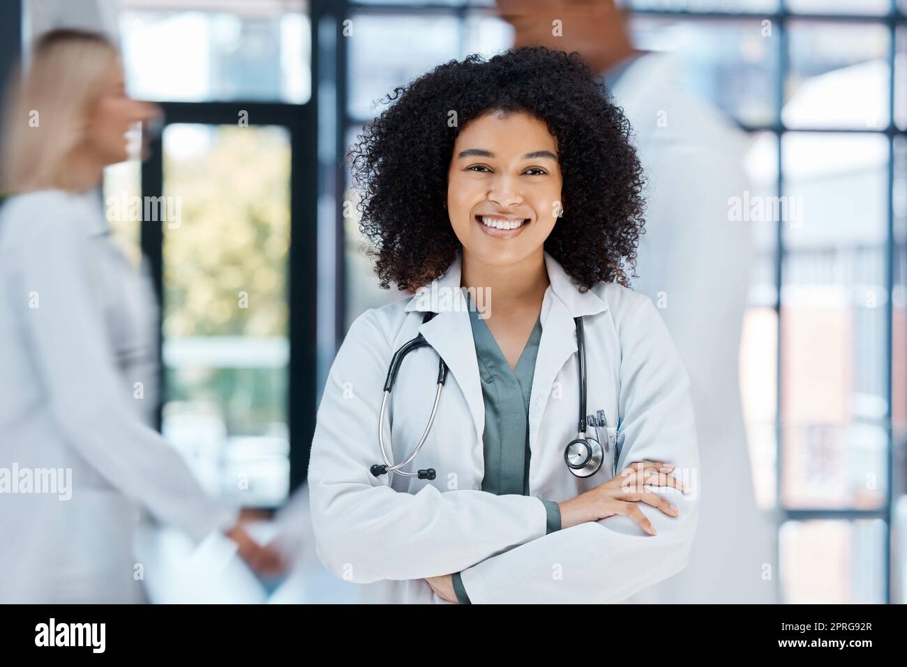 Portrait eines glücklichen Arztes mit Lächeln auf einer Krankenhausstation mit Motivation und Erfolg in der Medizinindustrie. afroamerikanischer Gesundheitsexperte oder Arbeiter stolz und selbstbewusst helfen, etwas zu verändern Stockfoto