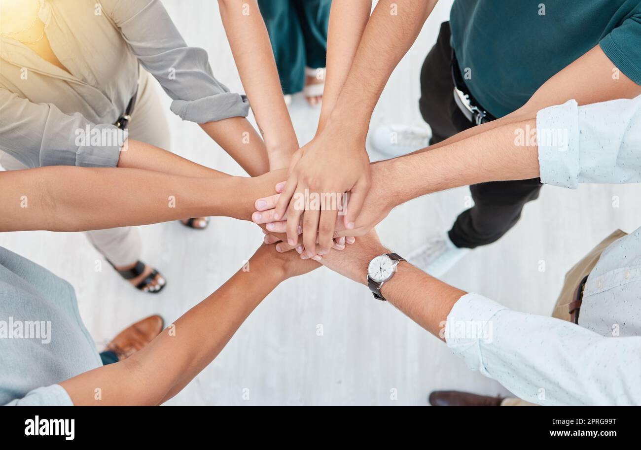 Unterstützung, Vertrauen und Zusammenarbeit von Geschäftsleuten in einer Partnerschaft in einem Büro. Teamarbeit, Teambildung und Feiern des Unternehmenswachstums und der Vielfalt Stockfoto