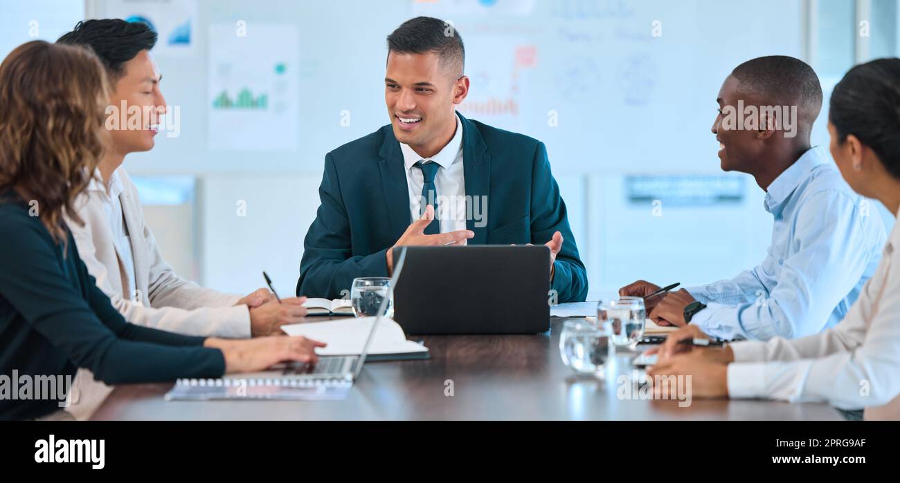 Diversity Business Meeting, Manager mit Laptop und Teamarbeit in einem Büro oder Unternehmen. Mann und Frau, die an Strategie-, Ideen- und planungsstrategien für seo-Analysen arbeiten Stockfoto