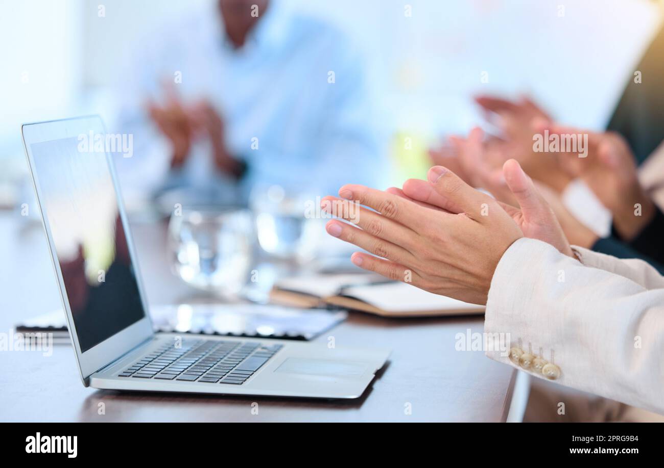 Hände klatschen, Meeting und Laptop mit Business-Team am Tisch im Büro. Erfolg, Teamarbeit oder Zusammenarbeit und Arbeit an der Finanzstrategie, Planung und Innovation des Unternehmens mit Computer. Stockfoto