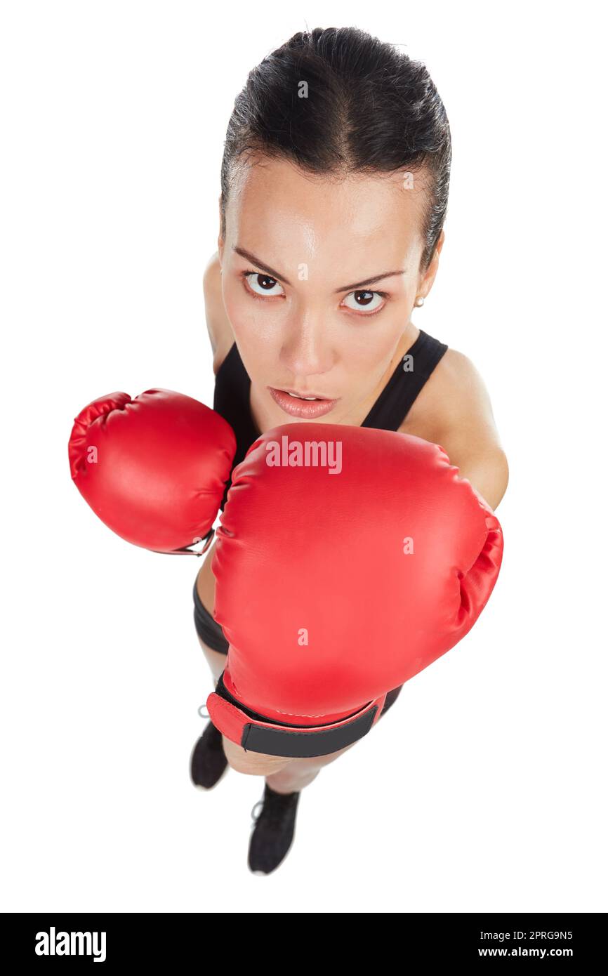 Sie wollen nichts davon. Hochwinkelporträt einer jungen Sportlerin, die vor einem weißen Hintergrund boxt. Stockfoto