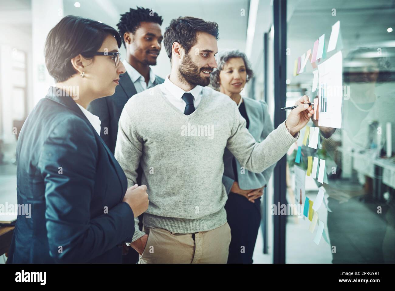 Nur kleine Änderungen. Ein Unternehmensteam, das ein Meeting in seinem Büro hat. Stockfoto