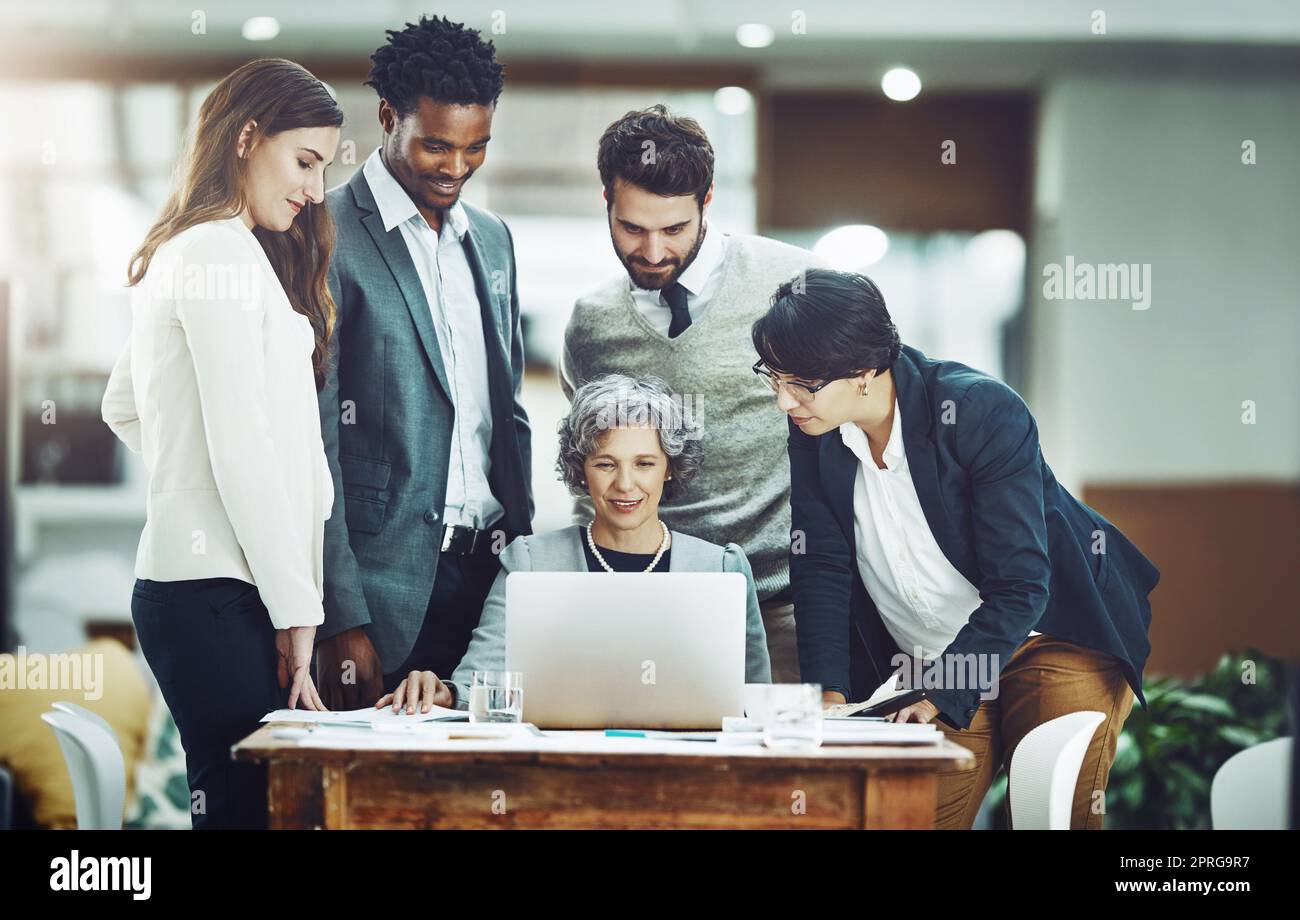 Wir alle teilen unsere Ideen. Ein Unternehmensteam, das ein Meeting in seinem Büro hat. Stockfoto