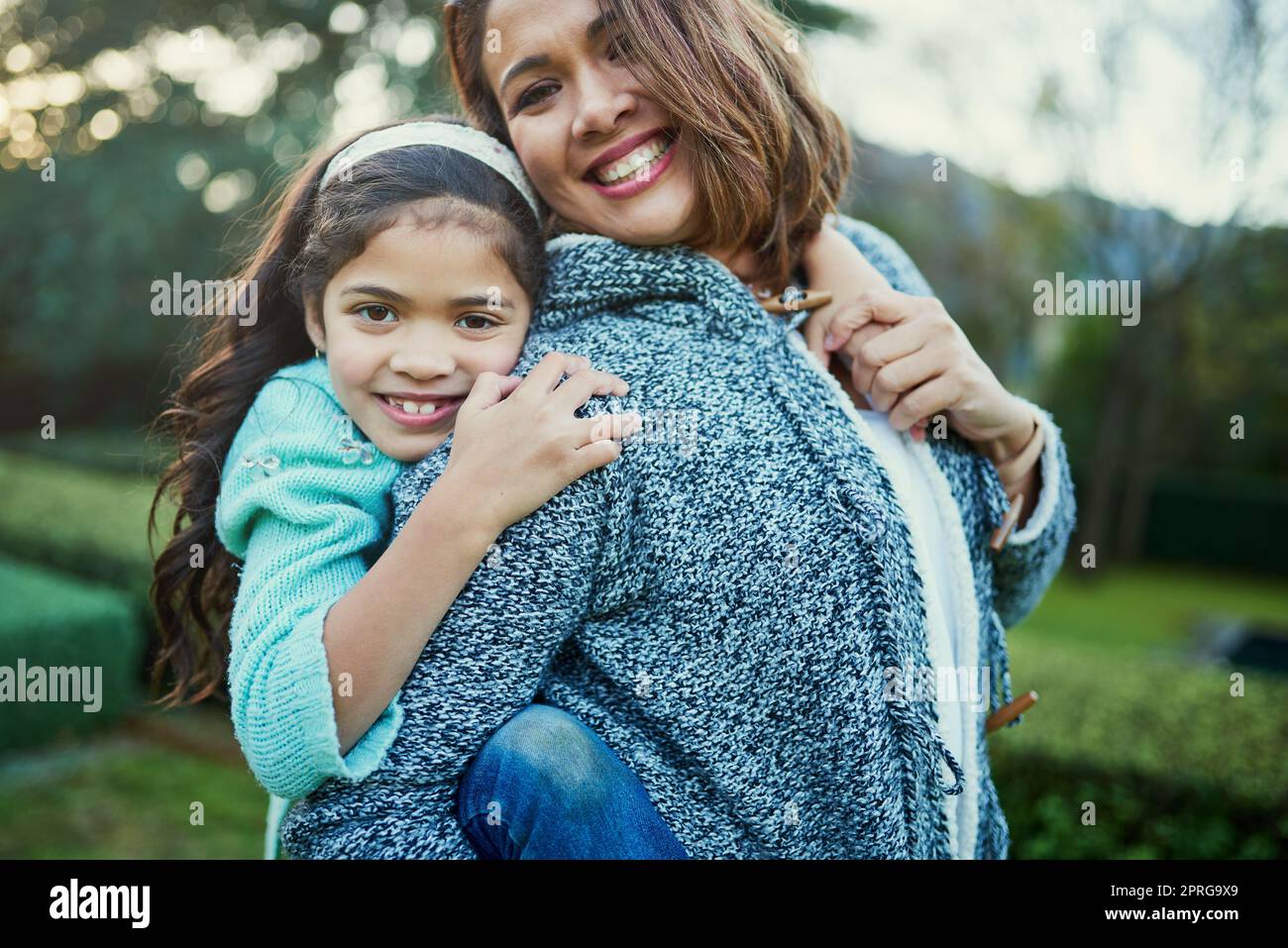 Meine Tochter, die Freude meines Lebens. Porträt einer glücklichen Mutter und Tochter, die eine Huckepack-Fahrt im Freien genießen. Stockfoto