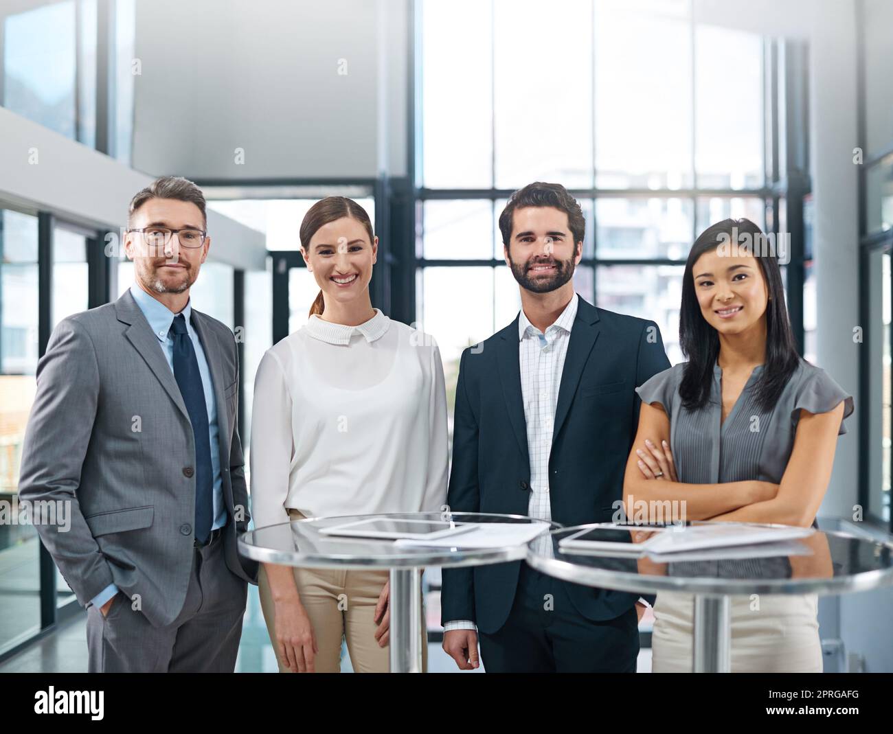 Es ist gut, der Beste zu sein. Beschnittenes Porträt einer Gruppe von Geschäftsleuten, die im Büro stehen. Stockfoto