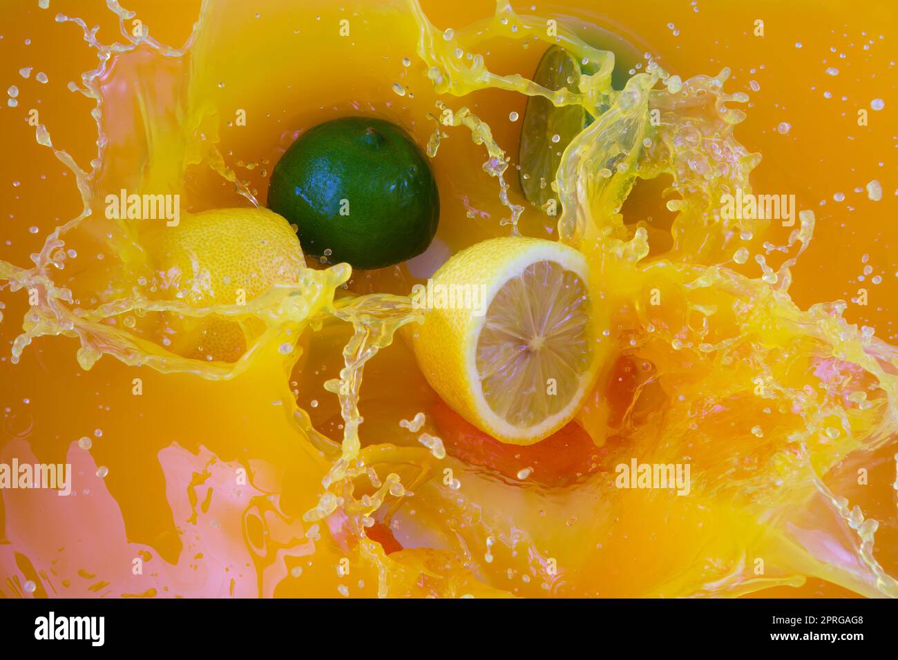 Orangensaft Fruchtschlitzflüssigkeit Tropfen Limette Zitrone Aroma gesundes frisches Getränk Stockfoto