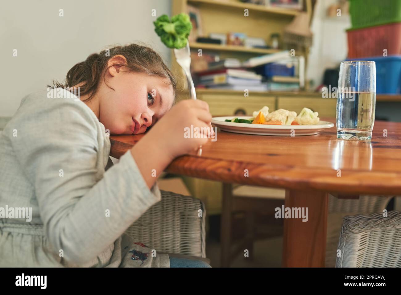 Brokkoli shmoccoli. Ein kleines Mädchen, das sich weigert, ihren Brokkoli zu essen. Stockfoto