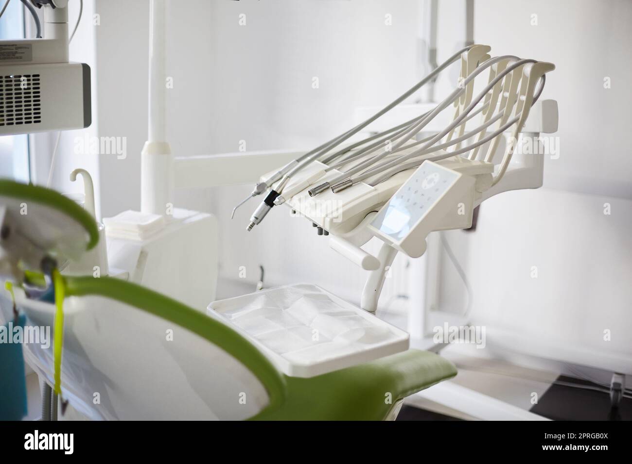 Ausrüstung und zahnärztliche Instrumente in hellen modernen Zahnarztpraxis. Stockfoto