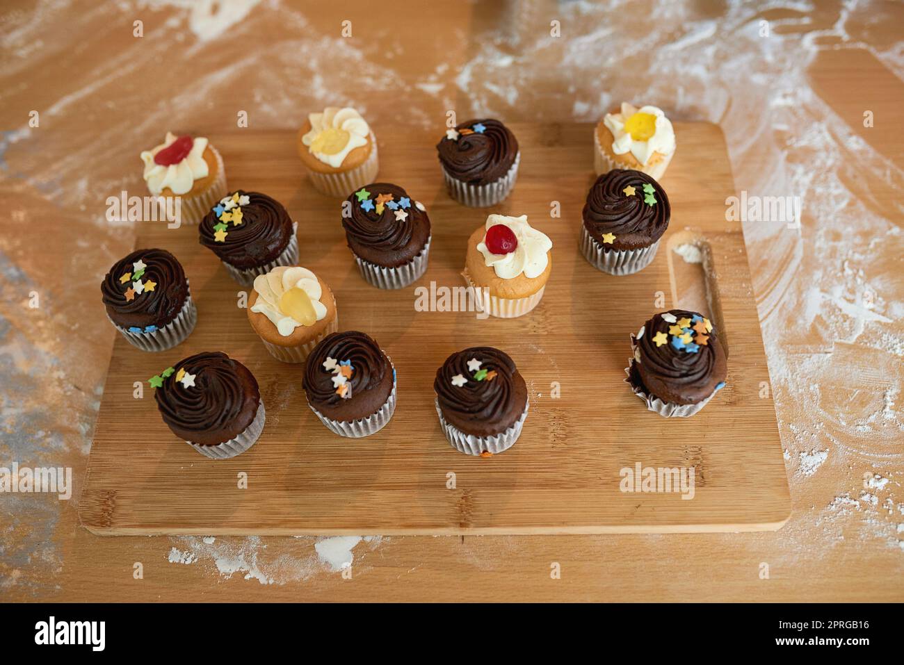 Hausgemacht mit Liebe. Hoch angeschwinkelte Cupcakes auf einer Küchentheke. Stockfoto