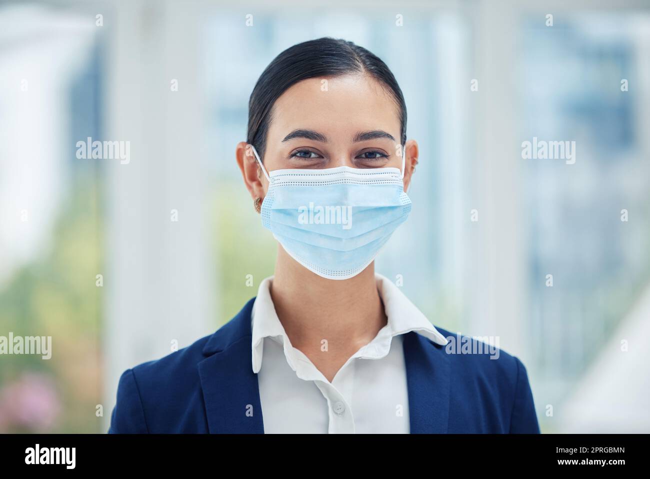 Compliance, Gesichtsmaske und covid Regeln bei der Arbeit mit einer