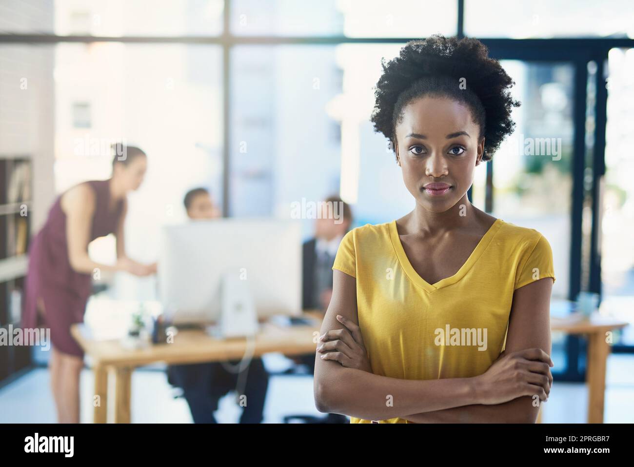 Arbeiten für ein erfolgreiches Unternehmen. Mitarbeiter von Unternehmen arbeiten in einem modernen Büro. Stockfoto