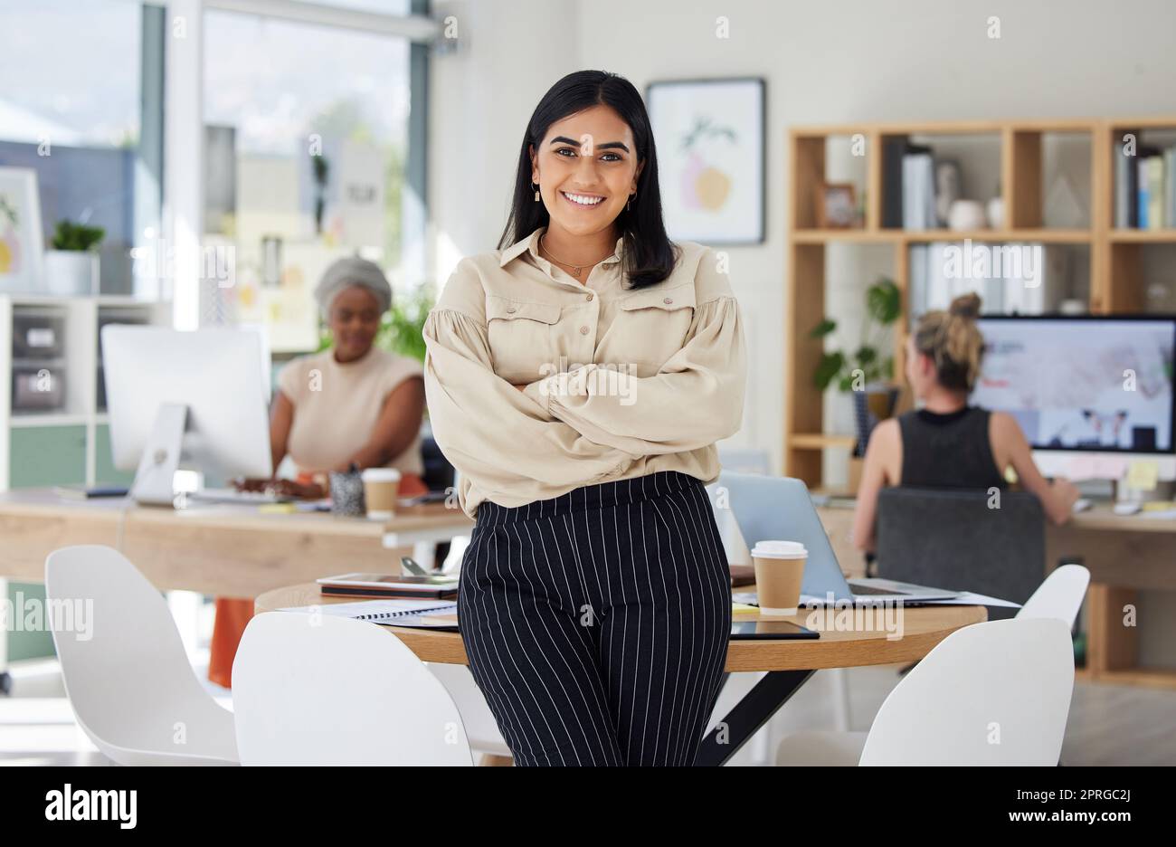 Geschäftsfrau, Unternehmerin und kleine Startup-Unternehmen im Bereich Social Media-Inhalte. Leiter oder Manager für Online-Medien, Lifestyle-Blog und globale Nachrichtenabteilung mit Diversity-Team Stockfoto