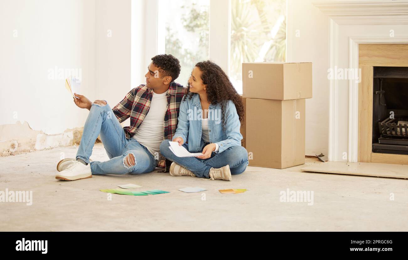 Paare, Hauseigentümer und Zimmerfarbe zusammen für Renovierung und Dekoration der Hauswand. Junge Frau und Mann in einer Beziehung entscheiden über Hausreparatur und Umgestaltung der Innenausstattung. Stockfoto